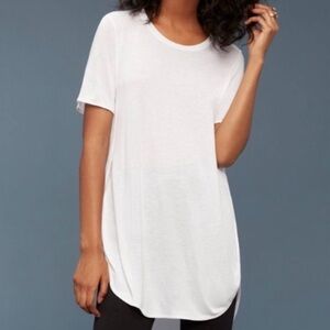 Wilfred Free EUC white Tee. Easy going. Scoop neck and hem. Crisp white. Love!